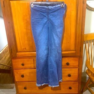WILD FABLE• Size 4• Low Rise Flare Jeans